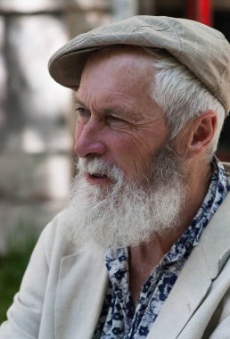 profil gri saçlı yaşlı adam güzel tabaklanmış yüzü olan ve