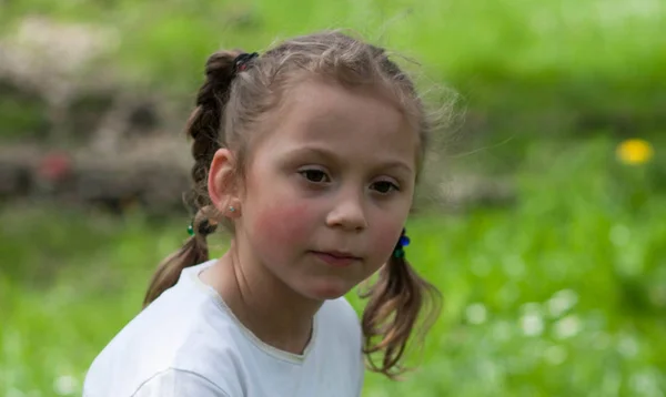 Las Emociones Una Hermosa Expresiva Niña Cinco Años Con Enormes — Foto de Stock