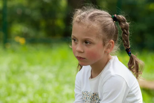 Die Emotionen Eines Schönen Ausdrucksstarken Fünfjährigen Mädchens Mit Riesigen Grünen — Stockfoto