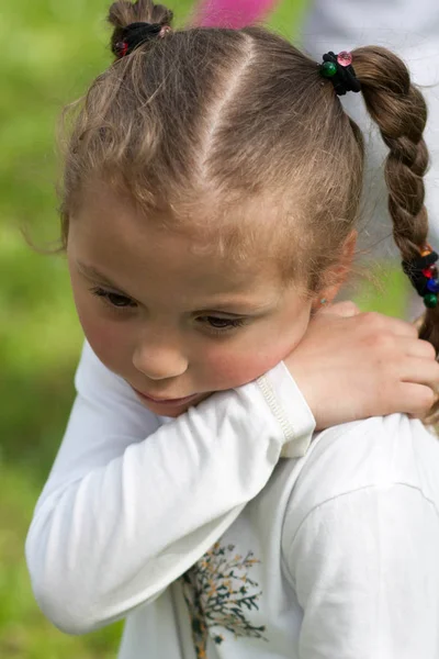 Die Emotionen Eines Schönen Ausdrucksstarken Fünfjährigen Mädchens Mit Riesigen Grünen — Stockfoto