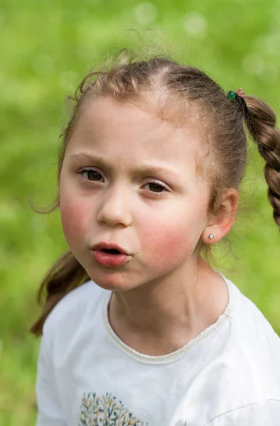 Emoties Van Een Mooi Expressief Five Year Old Meisje Met Stockafbeelding
