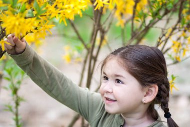 güzel bir park yeşillik bulanık bir arka plan üzerinde komik bezleri şeklinde bir saç kesimi ve beş yaşındaki kızla ifade duygular