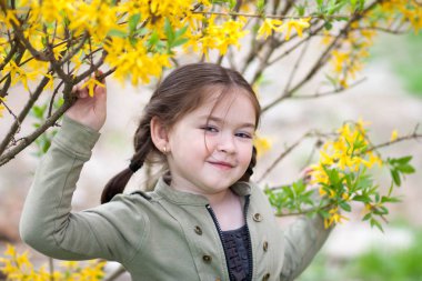 güzel bir park yeşillik bulanık bir arka plan üzerinde komik bezleri şeklinde bir saç kesimi ve beş yaşındaki kızla ifade duygular