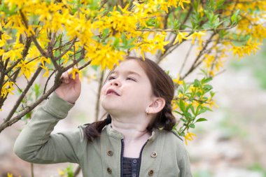 güzel bir park yeşillik bulanık bir arka plan üzerinde komik bezleri şeklinde bir saç kesimi ve beş yaşındaki kızla ifade duygular