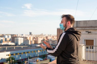 Barselona 'daki koronavirüs için maskeli bir adam.
