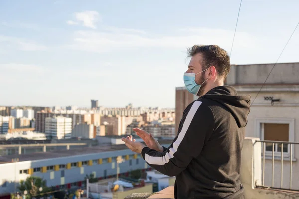 Hombre Con Una Máscara Para Coronavirus Barcelona — Foto de Stock