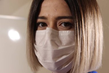  Koronavirüs olarak virüsü önlemek için maske takan bir kadın. Yakın çekim..
