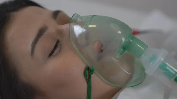 Una Paziente Sta Ricevendo Ventilazione Ossigeno Perche Stata Infettata Dal — Foto Stock