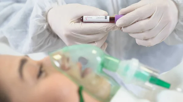 Жінка Пацієнтка Отримує Вентиляцію Кисень Тому Вона Заражена Коронавірусом Лікар — стокове фото