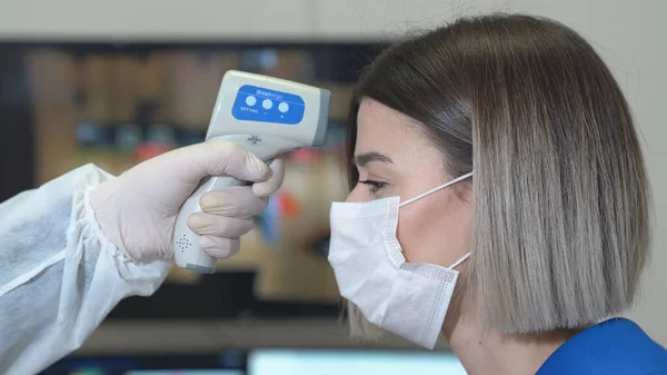 Prendre Température Femme Avec Thermomètre Pour Trouver Infecté Par Coronavirus Images De Stock Libres De Droits