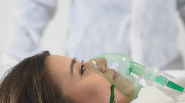 Une Patiente Reçoit Une Ventilation Oxygène Parce Elle Est Infectée Images De Stock Libres De Droits