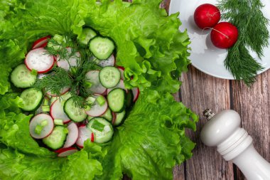 Geleneksel yeşil yapraklardan yapılmış bahar salatası,