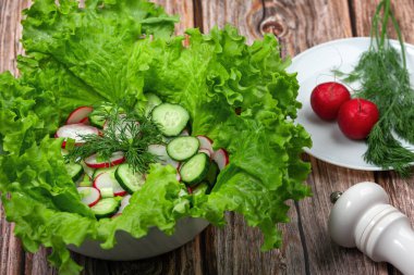 Geleneksel yeşil yapraklardan yapılmış bahar salatası