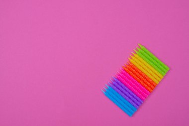 Doğum günü ya da parti için kompozisyon. Mum kekinden yapılmış bir resim