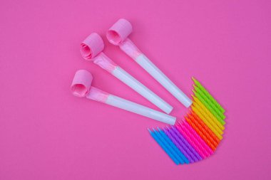 Doğum günü ya da parti için kompozisyon. Mum kekinden yapılmış bir resim 