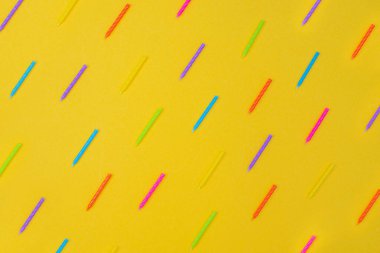 Doğum günü ya da parti için kompozisyon. Mum kekinden yapılmış bir resim 