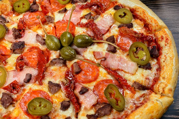 Jalapeno biberli pizza, pastırma ve pepperoni, yakın plan.