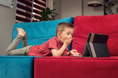 Duygusal sevimli çocuk 4-5 yaşlarında, sallanan tablet.