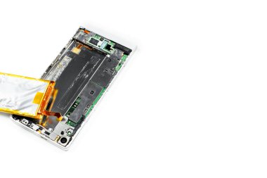 Parçalanmış akıllı telefon beyaz arkaplanda