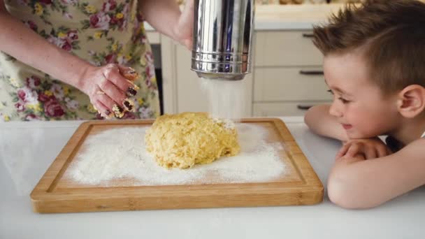 Maman apprend à son petit fils à faire des biscuits, pizza, pâte à tarte — Video