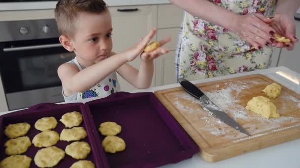 Menino forma biscoitos com a mãe — Vídeo de Stock