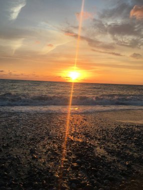 Sahilde yaz günbatımı.