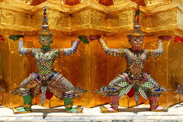 Δύο Γιγαντιαία Αγάλματα Ραμαγιάνα Σηκώνουν Χρυσή Παγόδα Στο Wat Pra — Φωτογραφία Αρχείου