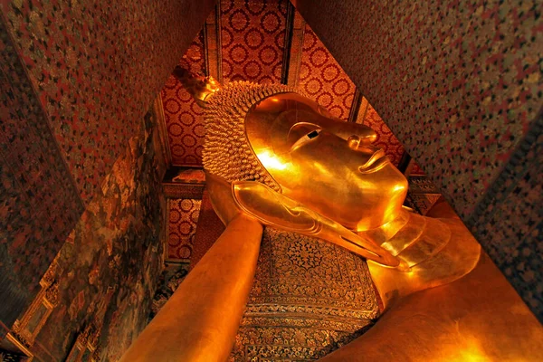 Grande Statue Dorée Bouddha Dort Dans Temple Centre Bangkok Thaïlande — Photo