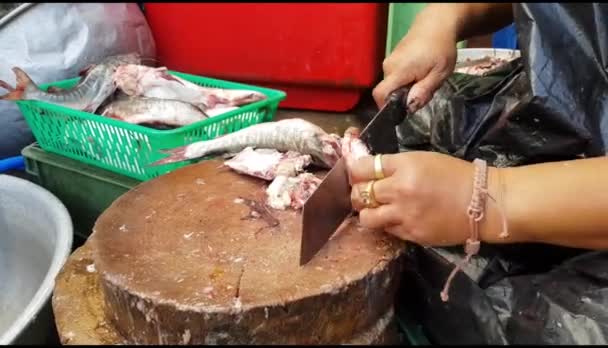 Закройте Руку Шеф Повара Нарезающего Свежую Рыбу Деревянной Доске Приготовления — стоковое видео