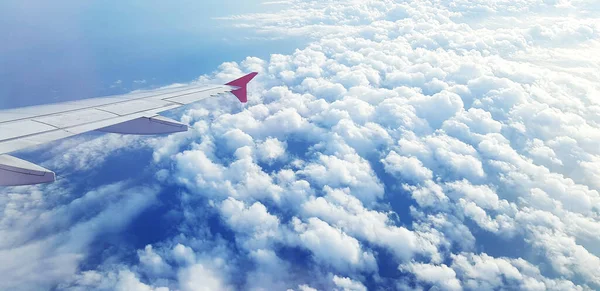 Vista Aérea Del Ala Avión Avión Volando Cielo Hermosas Nubes — Foto de Stock