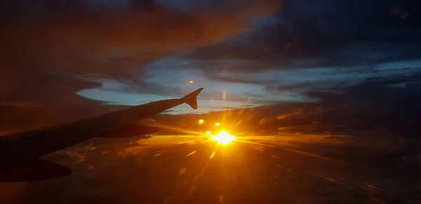 Silueta Aeronave Ala Avión Cielo Oscuro Con Luz Del Atardecer — Foto de Stock