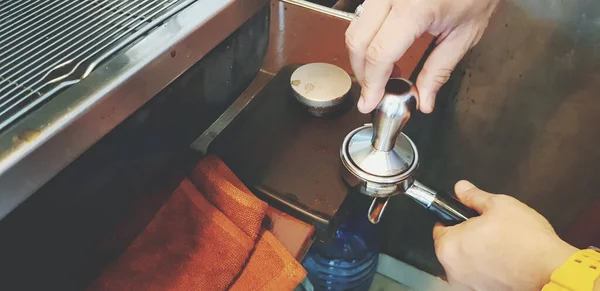 Κλείστε Χέρι Barista Χρησιμοποιώντας Εργαλείο Πλαστογράφησης Και Μύλος Για Κάνει — Φωτογραφία Αρχείου