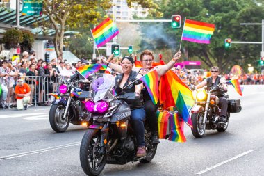SYDNEY, AUSTRALYA - 29 Şubat 2020: Mardi Gras, eşcinsel / lezbiyen kabulü için düzenlenen bir etkinliktir. Neşeli ve lezbiyen geçit töreni.