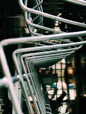 Bulaşık makinesinde bir sıra çubuk.