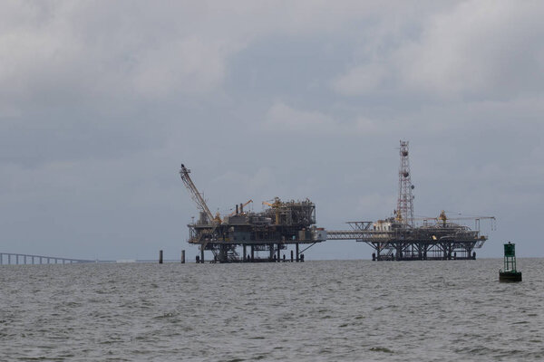 Offshore oil and natural gas platform