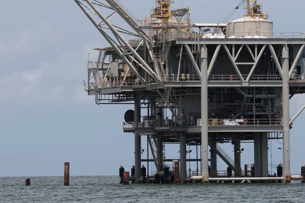 海上石油和天然气钻井平台在墨西哥湾的 免版税图库照片