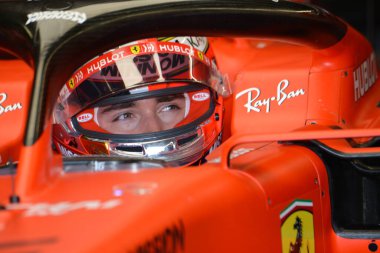 Monte Carlo, Monako - 23 Mayıs 2019. Scuderia Ferrari 'den Charles Leclerc Monako F1 Grand Prix antrenmanı sırasında garajda.
