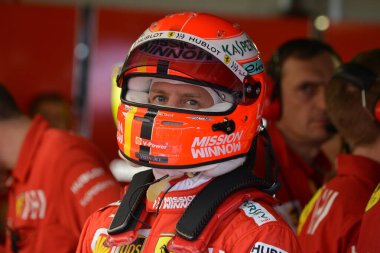 Monte Carlo, Monako - 23 Mayıs 2019. Monte Carlo, Monako - 23 Mayıs 2019. Scuderia Ferrari 'den Sebastian Vettel, Monako F1 Grand Prix antrenmanı sırasında Niki Lauda' ya adanmış miğferiyle garajda.