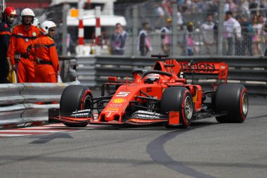 Monte Carlo, Monako - 25 Mayıs 2019. Scuderia Ferrari 'den Sebastian Vettel F1 Monako Grand Prix antrenmanı sırasında