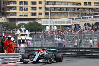 Monte Carlo, Monako - 25 Mayıs 2019. Mercedes AMG Petronas Motorsport 'tan Lewis Hamilton Monako F1 Grand Prix antrenmanı sırasında