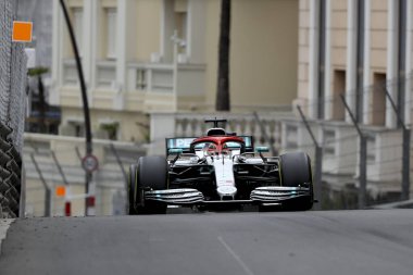 Monte Carlo, Monako - 26 Mayıs 2019. Mercedes AMG Petronas Motorsport 'tan Lewis Hamilton Monako' nun F1 Grand Prix 'si sırasında otlakta