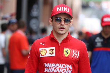 Monte Carlo, Monako - 26 Mayıs 2019. Scuderia Ferrari 'den Charles Leclerc Monako' nun F1 Grand Prix 'si sırasında otlakta