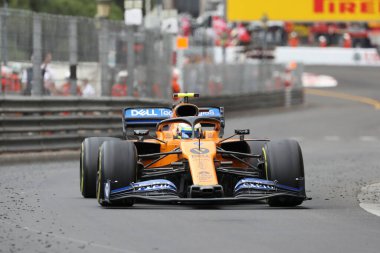 Monte Carlo, Monako - 26 Mayıs 2019. McLaren F1 takımından Lando Norris Monako 'nun F1 Grand Prix' si sırasında yolda.