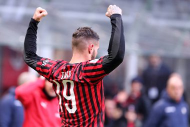 Milano, İtalya. 19 Ocak 2020. İtalyan Serisi A. Ac Milan, Udinese Calcio 'ya karşı. Ac Milan 'dan Theo Hernandez gol attıktan sonra kutluyor.