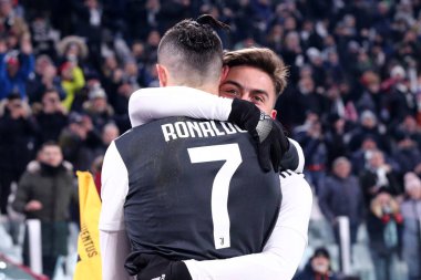 Torino, İtalya. 19 Ocak 2020. İtalyan Serisi A. Juventus Fc, Parma Calcio 'ya karşı. Juventus FC 'den Cristiano Ronaldo, Paulo Dybala ile kutlama yapıyor..   