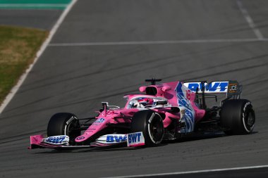 Barselona, İspanya. 19 Şubat 2020. Formula 1 sezon öncesi testi. Sergio Perez - Yarış Noktası RP20 Mercedes yolda 