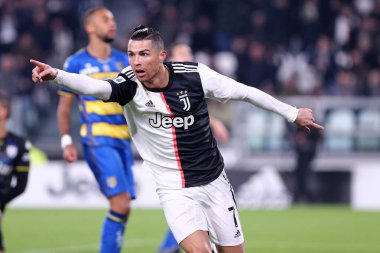 Torino, İtalya. 19 Ocak 2020. İtalyan Serisi A. Juventus Fc, Parma Calcio 'ya karşı. Juventus FC 'den Cristiano Ronaldo gol attıktan sonra kutluyor   