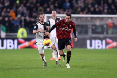 Juventus FC (L) 'den Miralem Pjaniç ve İtalya' nın Ac Milan (R) Torino kentinden Hakan Calhanoğlu. 10 Kasım 2019. İtalyan Serie A- Juventus Fc Ac Milan 'a karşı.