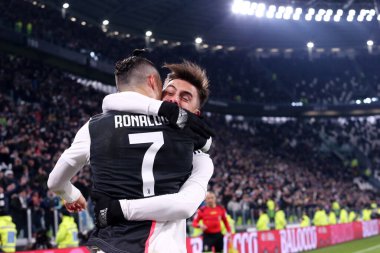 Torino, İtalya. 19 Ocak 2020. İtalyan Serisi A. Juventus Fc, Parma Calcio 'ya karşı. Juventus FC 'den Cristiano Ronaldo, Paulo Dybala ile kutlama yapıyor..   
