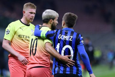Milano, İtalya. 06 Kasım 2019. Uefa Şampiyonlar Ligi. Atalanta Calcio Manchester City Fc 'e karşı. Manchester City Fc (L) 'den Sergio Aguero ve Atalanta Bergamasca Calcio' dan Alejandro Gomez (R))  